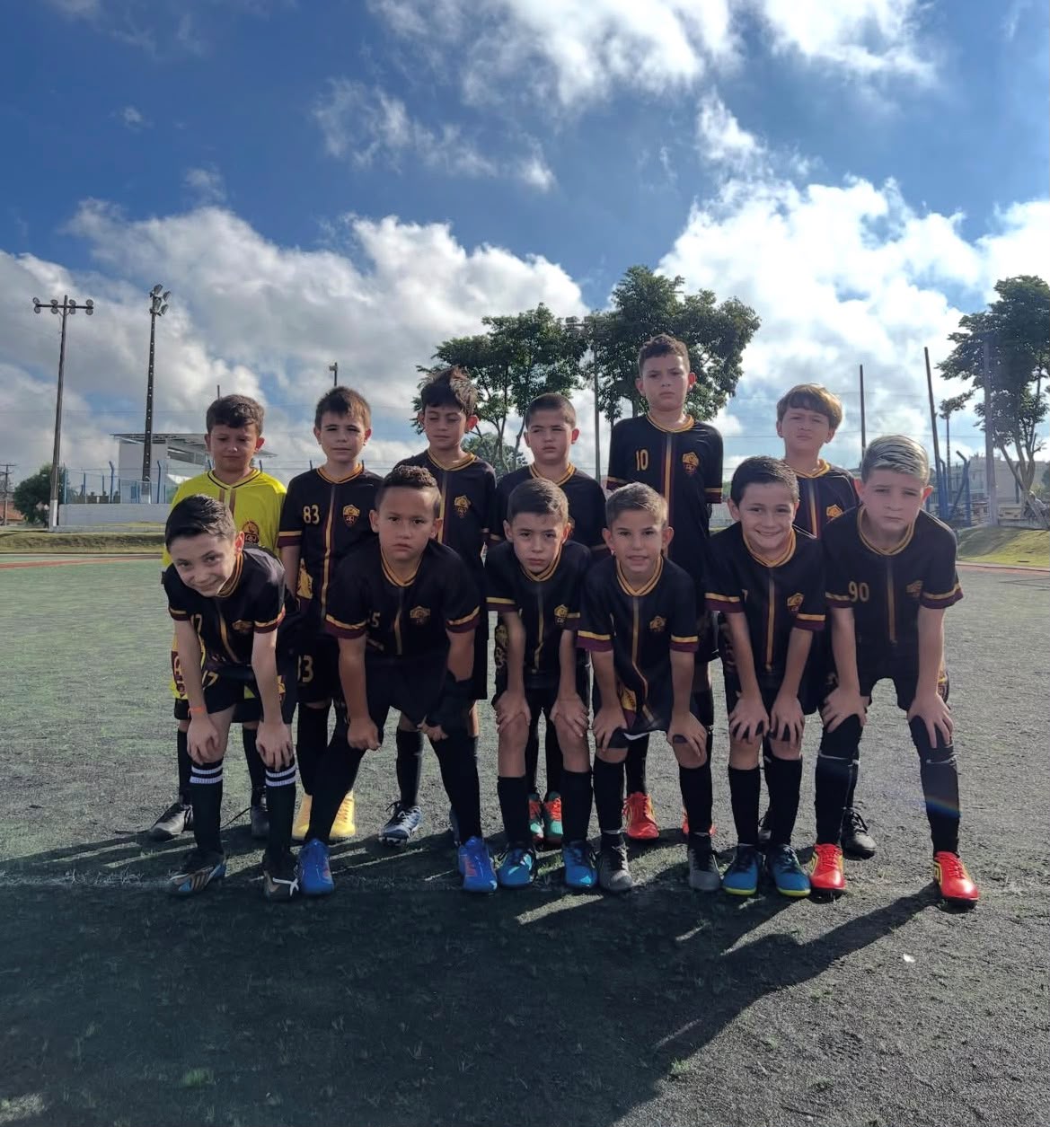 Jovens atletas da AR Soccer em campo